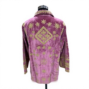 Manteau long bohème réversible en velours rose mauve brodé de fleurs Suzani, écoresponsable, avec travail Tilla de Kasmir rose poudré - Product Image 3
