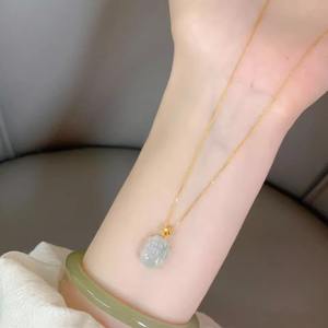 Collar con Colgante Pequeño de Pi Xiu de Jade Hetian, Amuleto de la Suerte, Corto y Moderno, Regalo para Novia - Product Image 1