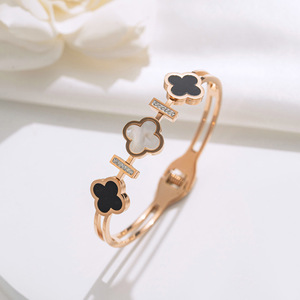 Bracelets sans ternissement Van Cleef & Arpels Trèfle à quatre feuilles en or 18 carats véritable pour femme - Product Image 5