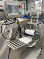 Industriële machines voor de verwerking van kokosnoot, waaronder een vleessnijder, voedselsterilisator, fruit- en groenteschiller, kokosnootschiller en -snijmachine.