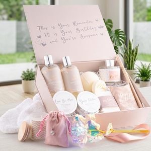 Set <span class=keywords><strong>Regalo</strong></span> da Bagno con Fragranza a Lunga Durata | Kit per la cura di sé a casa con lozione per il corpo | Cesto <span class=keywords><strong>Regalo</strong></span> per Compleanno, Festa della Mamma, Natale per Lei - Product Image 1