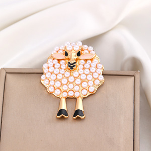 Adorable <span class=keywords><strong>broche</strong></span> en alliage plaqué métal, motif <span class=keywords><strong>agneau</strong></span> blanc et perle, style luxe léger, pour vêtements féminins, épingle de revers - Product Image 5
