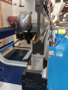 <span class=keywords><strong>Presse</strong></span> <span class=keywords><strong>plieuse</strong></span> automatique de haute précision de type <span class=keywords><strong>AMADA</strong></span> avec jeu de poinçons et matrices, barre de torsion et moteur à roulement en aluminium - Product Image 5