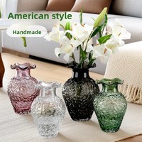 Vase en verre artisanal et peint à la main, style minimaliste américain, couleur crème, bord festonné fraise, design moderne du milieu du siècle, ornement de bureau pour
