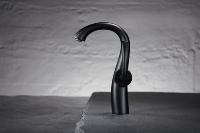 Robinet de lavabo sur pied noir mat à col de cygne, mitigeur de salle de bain en laiton massif à levier courbé unique, eau chaude et froide pour villa
