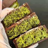 Snacks Saveur Chocolat-Pistache Style Dubaï en Gros, Pièces et Barres de Chocolats et Biscuits aux Noix à Motif de Fèves Très Demandés