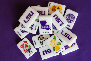 Tuiles de Mahjong Américaines LSU Louisiana State University, ensemble de Mahjong blanc gravé en acrylique monocouche de 160 tuiles, édition Voyage West Wind - Product Image 2