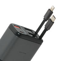 Cargador de Coche Retráctil 4 en 1 ReelKit, Adaptador de Vehículo Multi Puerto USB-C con Cable Retráctil para Abarth 500 2008-2016 iPhone