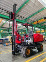 Pileuse solaire sur roues : Équipement de piquage mobile haute performance pour le montage au sol de panneaux solaires, avec forage par tarière hydraulique
