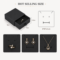 Boîte cadeau magnétique rigide de luxe avec logo personnalisé et insert en velours pour l'emballage de bagues, boucles d'oreilles et colliers