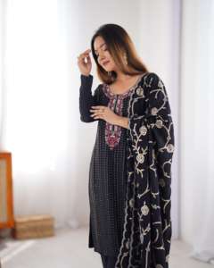 Ensemble Kurti en soie Chinon de haute qualité pour femmes avec broderie élégante et dupatta assorti, adapté aux tenues de soirée et festives - Product Image 3