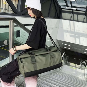 Sac de voyage en polyester bleu 35L avec fermeture éclair, bandoulière réglable et compartiment séparé pour chaussures, idéal pour les voyages et la salle de sport - Product Image 4