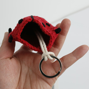 Funda para llaves tejida a mano con diseño de mariquita de siete puntos, funda protectora para coche de lana tejida a crochet, colgante de insecto adorable - Product Image 3