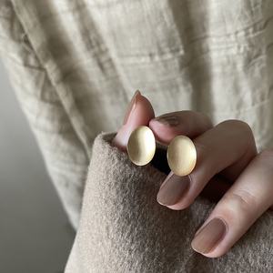 Boucles d'oreilles ovales géométriques simples, bijoux tendance, finition mate brossée, acier inoxydable, or 18 carats, petites boucles d'oreilles pour filles - Product Image 3