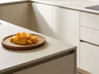 Îlot de cuisine moderne modulaire en bois avec portes en MDF et contreplaqué, finition mélaminée laquée, évier et robinet en acier inoxydable, et pied de meuble.