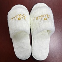 Chaussons de mariée blancs brodés en fourrure, fournitures de mariage pour les chambres des demoiselles d'honneur, cadeaux de douche nuptiale pour femmes