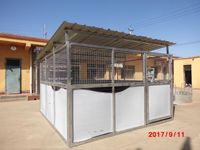 Écuries extérieures et boxes à chevaux avec toit