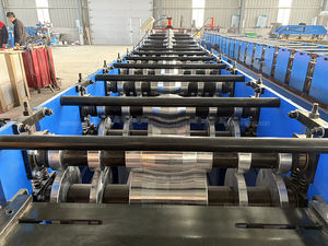 Petit pain en acier galvanisé automatique de panneau de toit de chapeau de crête formant la machine prix bon marché avec des composants de noyau de moteur de roulement de vitesse - Product Image 3