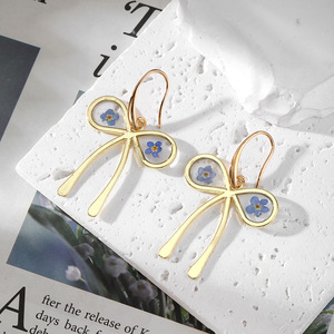 Pendientes Colgantes de Flores Secas Chapados en Oro, Hechos a Mano, con Colgante Irregular, Joyería Floral, Regalo para Mujer - Product Image 5
