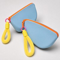 Étui de protection spacieux en silicone semi-rigide pour lunettes de soleil avec poignée en peluche, boucle et fermeture éclair, personnalisable avec logo, idéal pour les déplacements