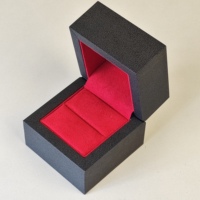Boîte à bijoux en bois recouverte de cuir PU texturé noir, doublure en velours rouge, logo personnalisé pour demande en mariage et emballage de bagues de vente au détail