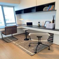 Poste de travail intégré du sol au plafond avec bibliothèque et bureau pour grande villa, salle d'étude familiale privée