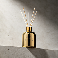 Bouteille diffuseur d'arômes avec revêtement électrolytique doré, col vissé et bouchon, et bâtonnets aromatiques personnalisables en couleur