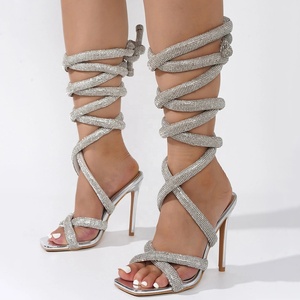 Sandalias de tacón de aguja con punta cuadrada y tiras de diamantes brillantes, colores personalizados, para mujer, con bandas cruzadas abullonadas, zapatos de tacón alto y delgado para verano. - Product Image 1