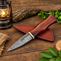 Couteau de chasse artisanal en acier Damas, manche en corne de cerf, étui en cuir, lame à pointe de lance, bord droit, usage extérieur