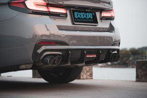 Difusor de Parachoques Trasero Inferior Estilo TAKD de Fibra de Carbono con Luz de Freno LED para BMW G30 G31 LCI <span class=keywords><strong>M</strong></span> <span class=keywords><strong>Sport</strong></span> <span class=keywords><strong>520i</strong></span> 530i 540i 550i 2020-2023 - Product Image 2