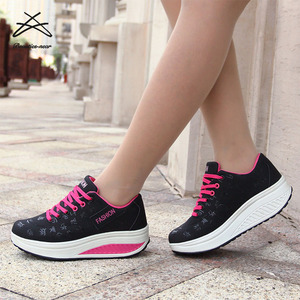 Vente en gros de baskets pour femmes en cuir PU à semelle épaisse, à lacets, pour la course, le sport, le quotidien et le travail - Product Image 3
