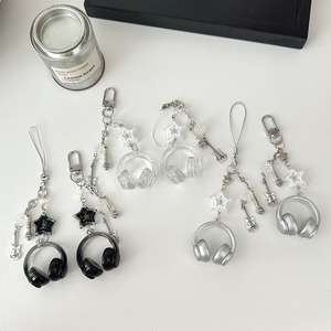 Llavero de acrílico estilo punk con dije de guitarra pequeña, llavero de micrófono de moda para mujeres, hombres y fanáticos de la música, regalo - Product Image 2