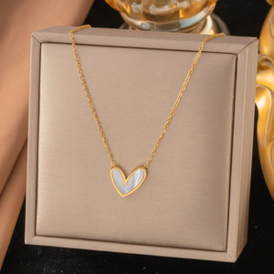<span class=keywords><strong>Set</strong></span> di Gioielli Trendy in Acciaio Inossidabile 316L Placcato Oro 18K con Cuore in Madreperla Bianca per Donne, Collana e <span class=keywords><strong>Orecchini</strong></span> Impermeabili - Product Image 6