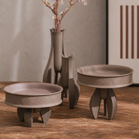 Collection de vases et plateaux décoratifs en céramique moderne avec base sculpturale géométrique pour la décoration intérieure