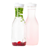Carafes en plastique transparent de 700ml avec couvercles blancs à bascule
