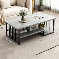 Table d'appoint de style avec plateau en verre et pieds en métal pour salon