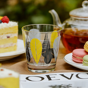 Tasse en verre transparente au design élégant de feuilles jaunes et grises, parfaite pour la maison et les cafés - Product Image 4