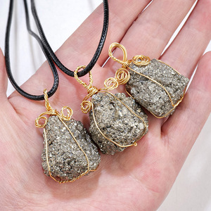 Lucky Healing Natural <span class=keywords><strong>Gold</strong></span> Pirita Gemstone Pingente Colares Com Fio De Cobre Torcido E Corda De Couro Ajustável - Product Image 3