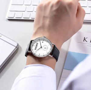 Reloj de Alta Calidad Personalizable con Caja de Acero Inoxidable Pulido, Cristal de Zafiro, Manecillas y Esfera Personalizadas para Movimiento Automático o de Cuarzo - Product Image 2