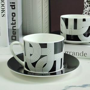 Vente flash : Ensemble de 4 assiettes en céramique noires de luxe de style nordique pour restaurant, avec boîte cadeau - Product Image 4