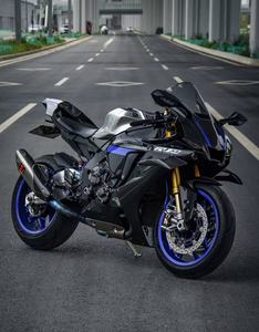 <span class=keywords><strong>Yamaha</strong></span> <span class=keywords><strong>R1</strong></span>: 998cc Motor de Cuatro Cilindros <span class=keywords><strong>en</strong></span> Línea + Control de Tracción, Superbike Icónica para Entusiastas del Rendimiento - Product Image 2