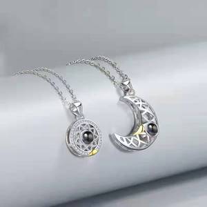 Dropshipping in acciaio inox sole a forma di luna cava ti amo le lingue 100 coppia ciondolo catena clavicola gioielli collana - Product Image 4