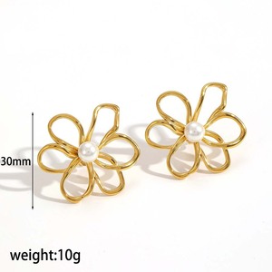 ชุดต่างหูรูปดอกไม้ ทอง เงิน โลหะผสมสังกะสี ประดับมุกตรงกลาง ตัวเรือนแบบฝัง ของขวัญ เครื่องประดับแฟชั่น - Product Image 4