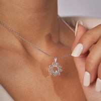Elegante Collar Clásico con Colgante de Flor en Plata de Ley 925 con Baño de Rodio y Circonitas para Bodas, Compromisos y Fiestas
