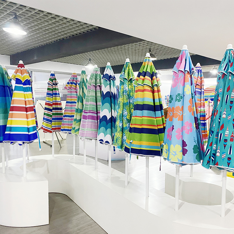 Китай, оптовая продажа, дешевый большой пляжный Складной Ветрозащитный Зонт с принтом в полоску с серебряным покрытием