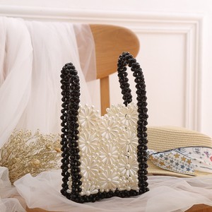 2025 vendita calda <span class=keywords><strong>in</strong></span> estate borsa di perle di riso bianco intrecciata a mano popolare coreana con fiori di perle a mano borsa con perline - Product Image 1