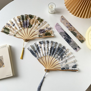 Forme de coquillage d'éventails à main en soie pliants Éventail de poche de style chinois en bambou Éventails de faveurs de fête de mariage avec pompon et sac cadeau - Product Image 5