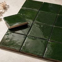 Carreaux de céramique verts carrés et rectangulaires faits à la main de style marocain pour murs de salle de bain, crédences de cuisine et décoration d'hôtel – En stock