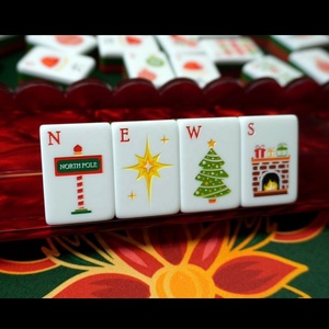 Juego de Mahjong Americano de Lujo Moderno Plegable de 4 Capas de Acrílico |   Fichas de Mahjong Navideñas Rojas y Verdes, Regalo Festivo, Buena Esperanza - Product Image 4
