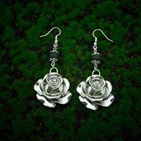 Boucles d'oreilles en alliage de zinc plaqué argent antique à la mode, boucles d'oreilles pendantes en forme de rose, cadeaux pour les occasions spéciales pour femmes